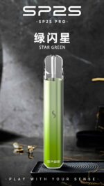 SP2S Pro 國際版電子煙主機「綠閃星」配色海報，展示綠色漸層金屬機身與底部發光設計。
